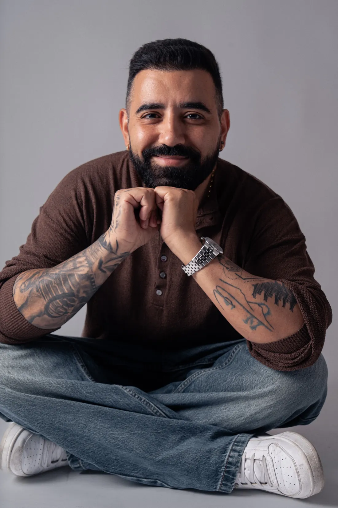 Davide De Marco sorridente in studio